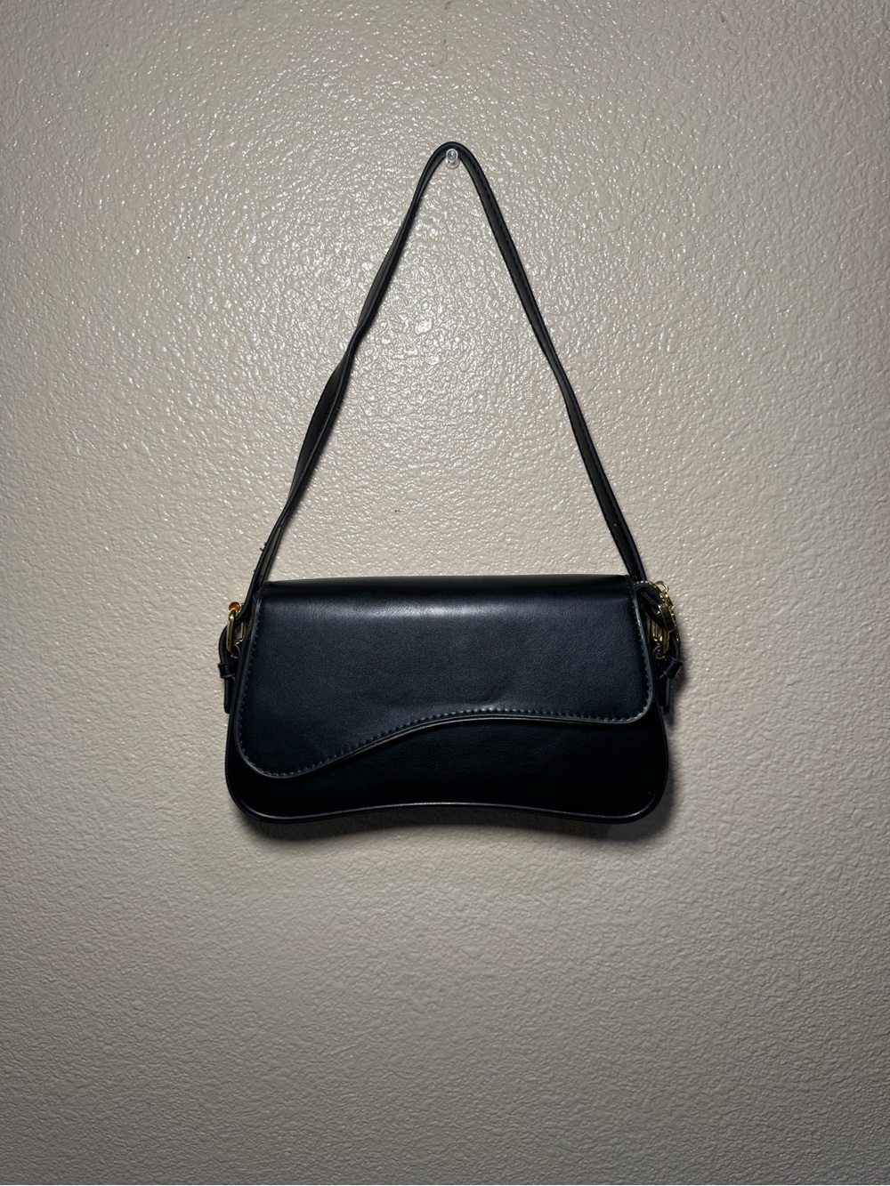 Classic Black Shoulder Bag - Sleek Everyday Style